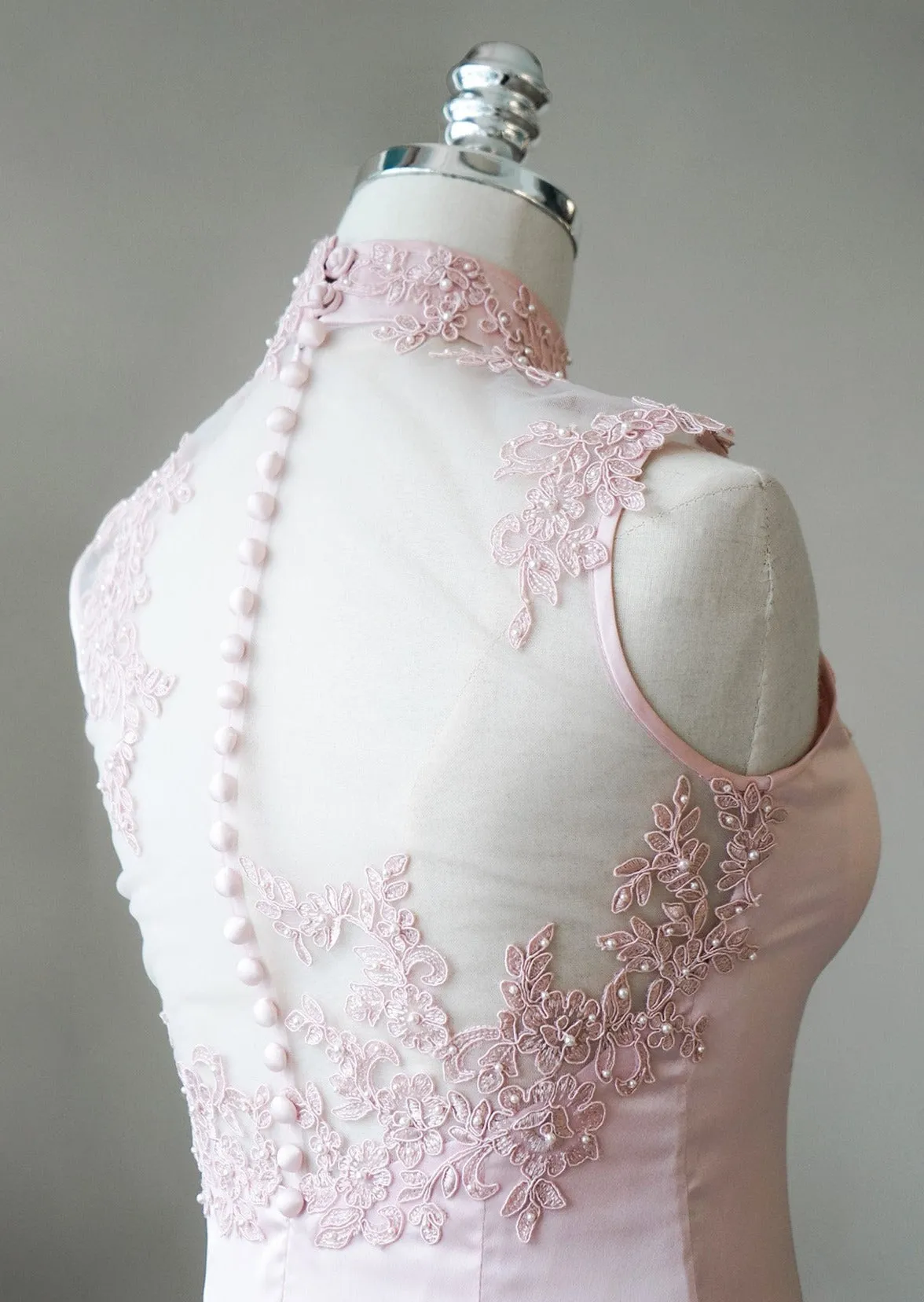 Peony Sleeveless Lace Qipao