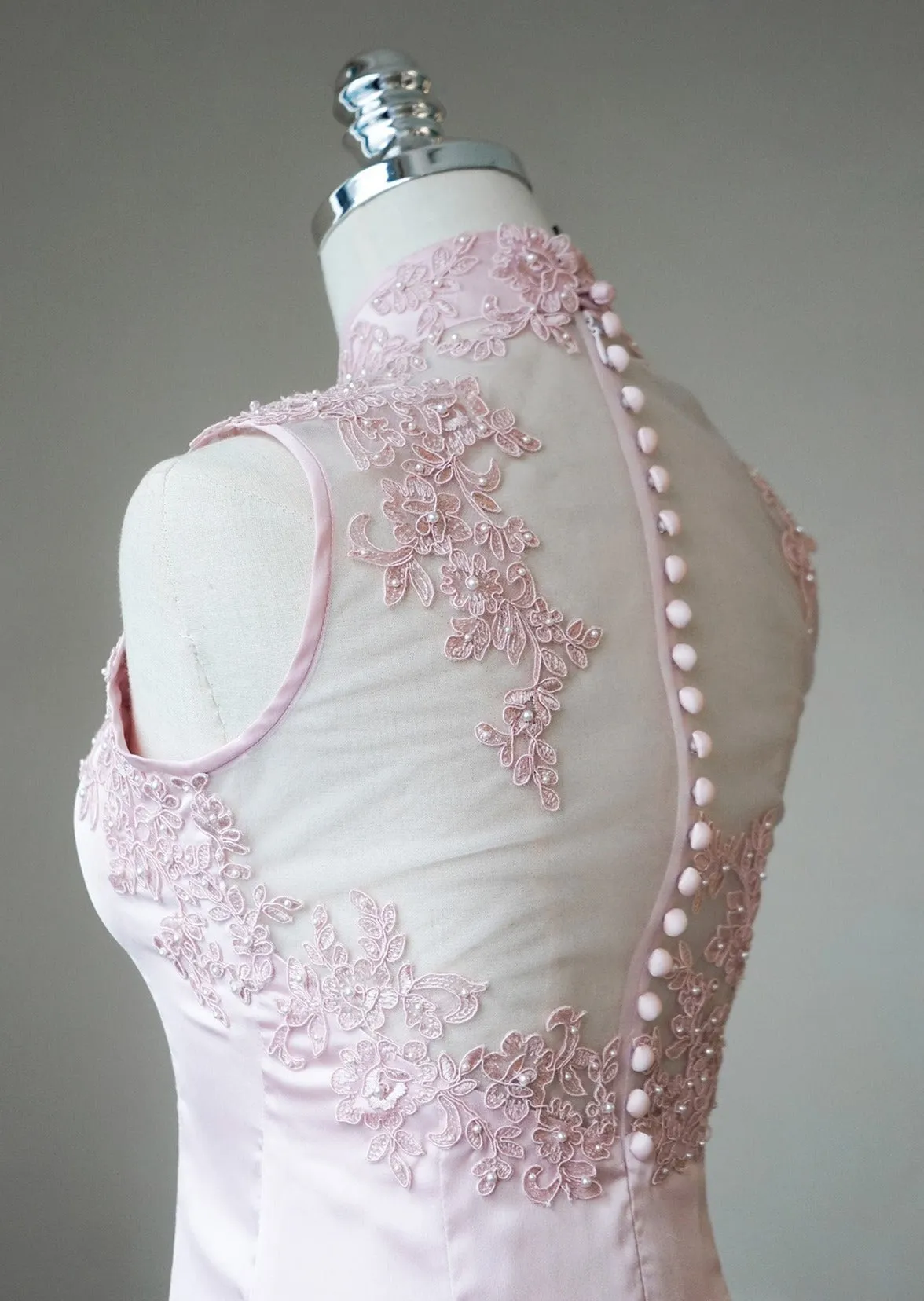 Peony Sleeveless Lace Qipao