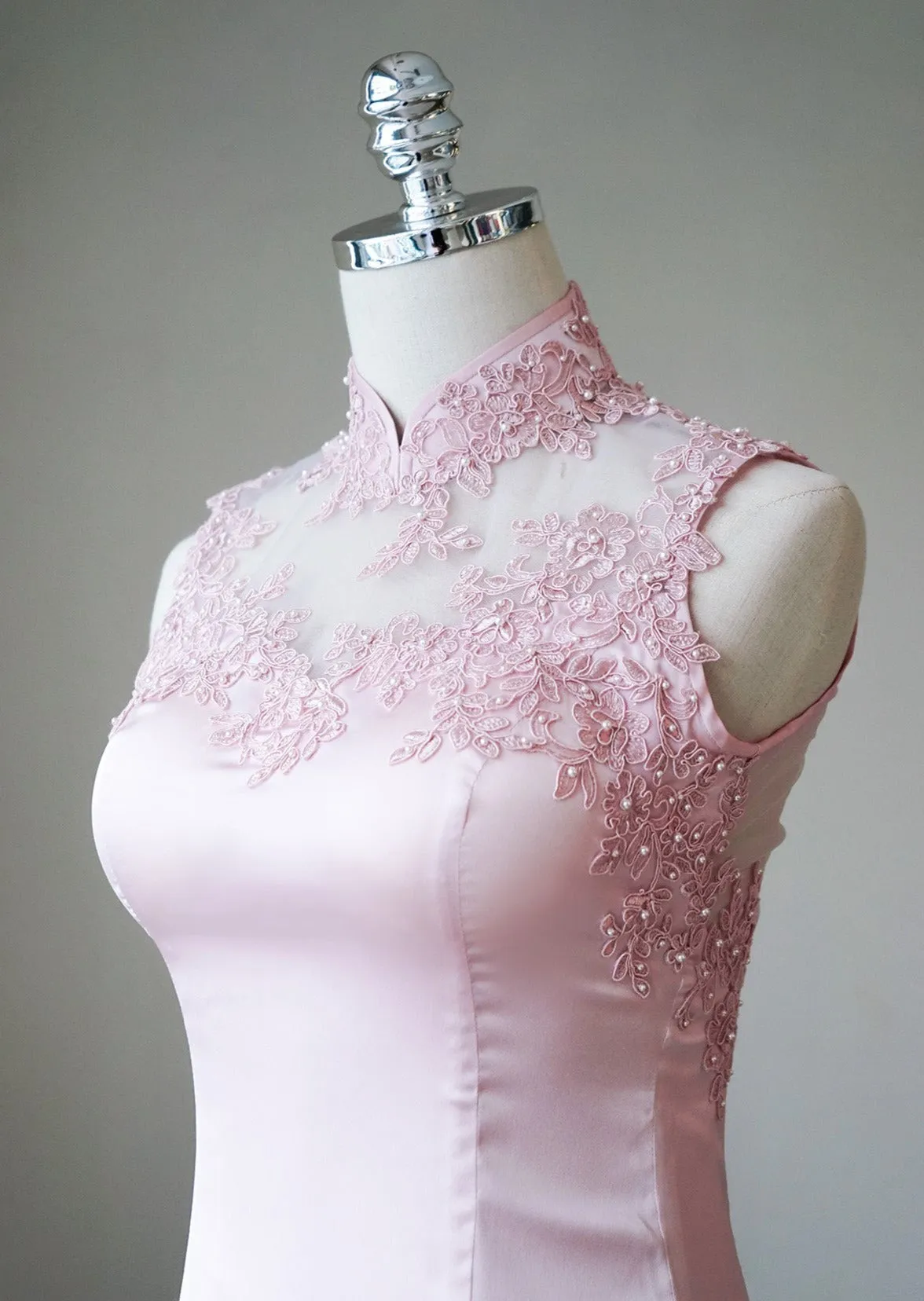 Peony Sleeveless Lace Qipao